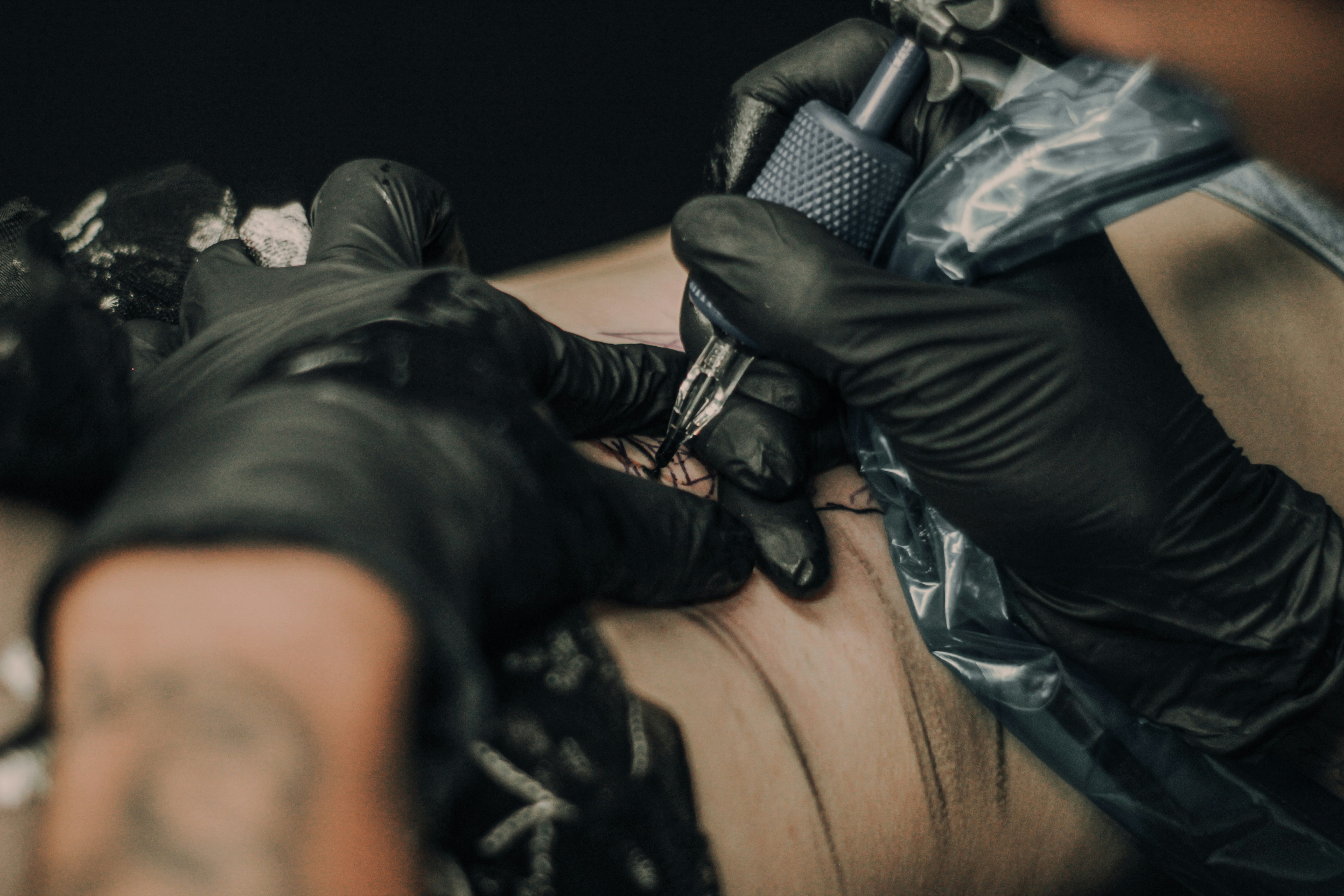 Tatoueur au travail